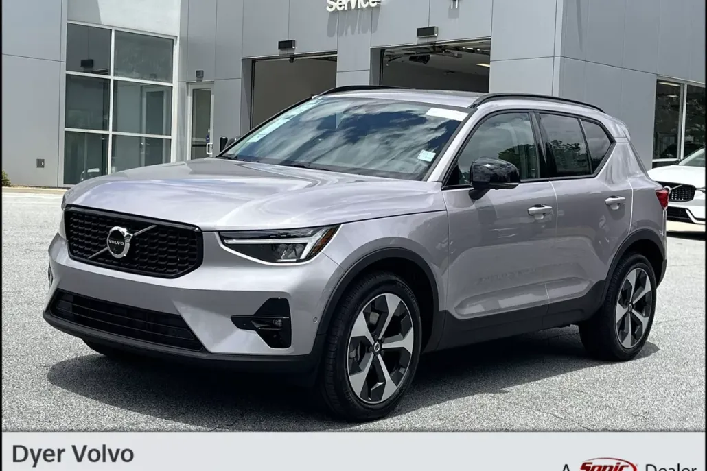 2026 Volvo XC40 Plus photo 1
