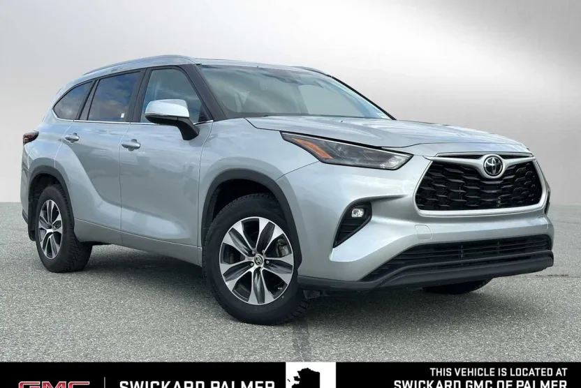 2024 Toyota Highlander LE photo 1