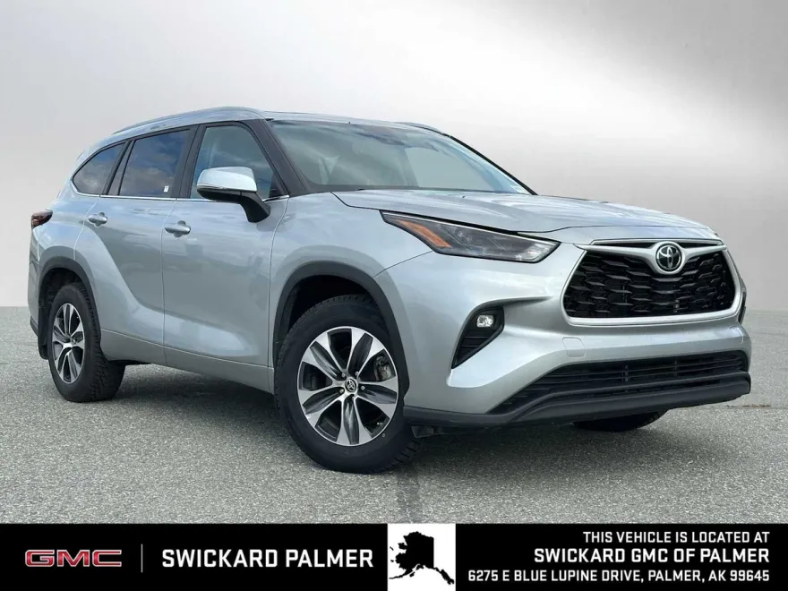 2024 Toyota Highlander LE photo 1