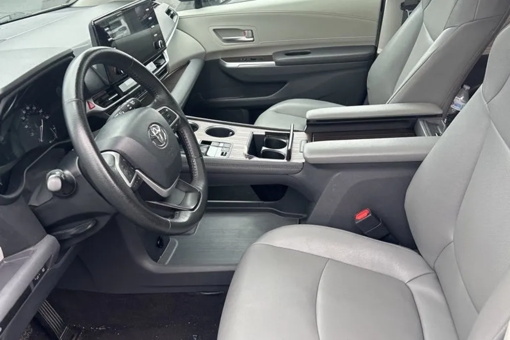 2024 Toyota Sienna XLE photo 1