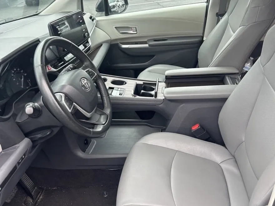 2024 Toyota Sienna XLE photo 1