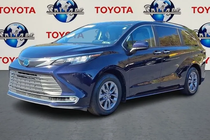 2023 Toyota Sienna XLE photo 1