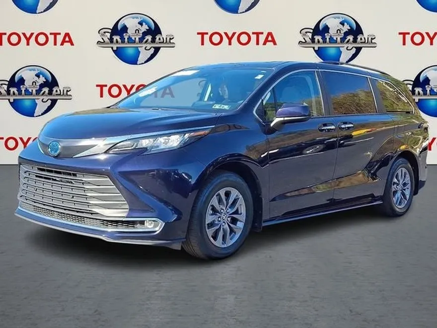 2023 Toyota Sienna XLE photo 1