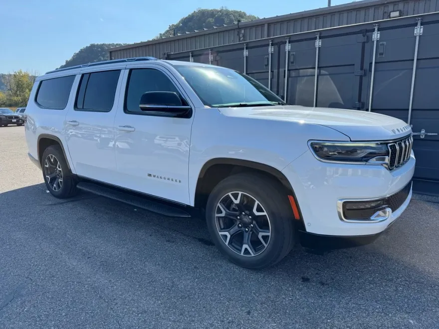 2023 Jeep Wagoneer L Series III photo 1