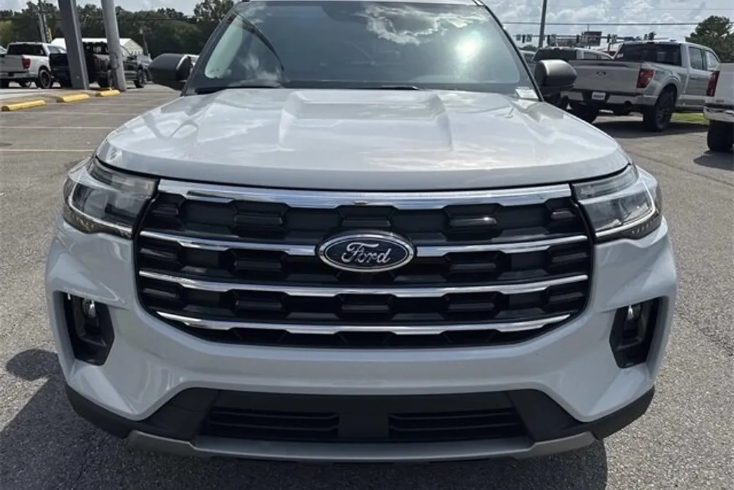 2025 Ford Explorer photo 1