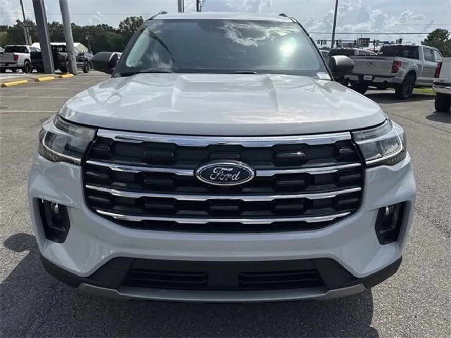 2025 Ford Explorer photo 1