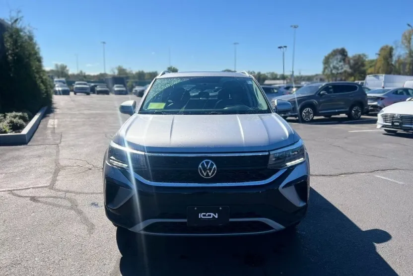 2022 Volkswagen Taos SE photo 1