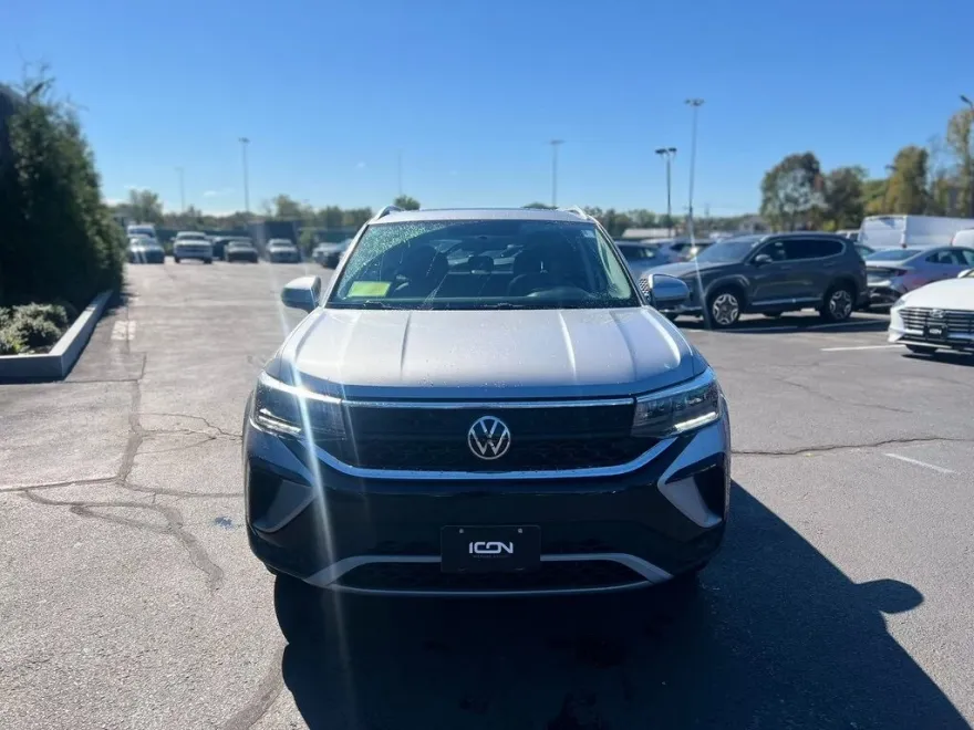 2022 Volkswagen Taos SE photo 1