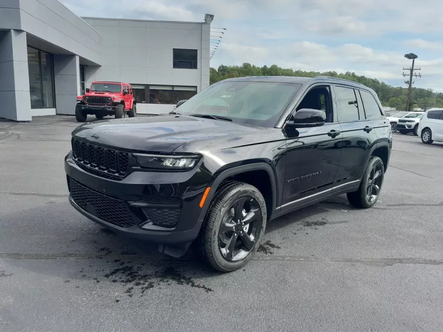 2025 Jeep Grand Cherokee Laredo Sport photo 1