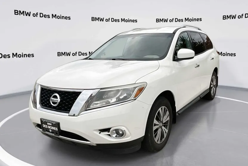 2016 Nissan Pathfinder SV photo 1