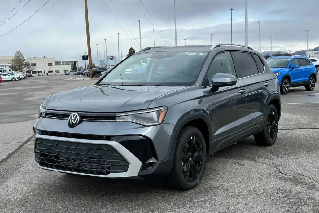 2025 Volkswagen Taos SE photo 1