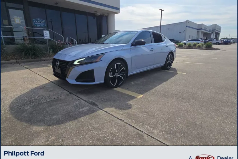 2023 Nissan Altima 2.5 SR photo 1
