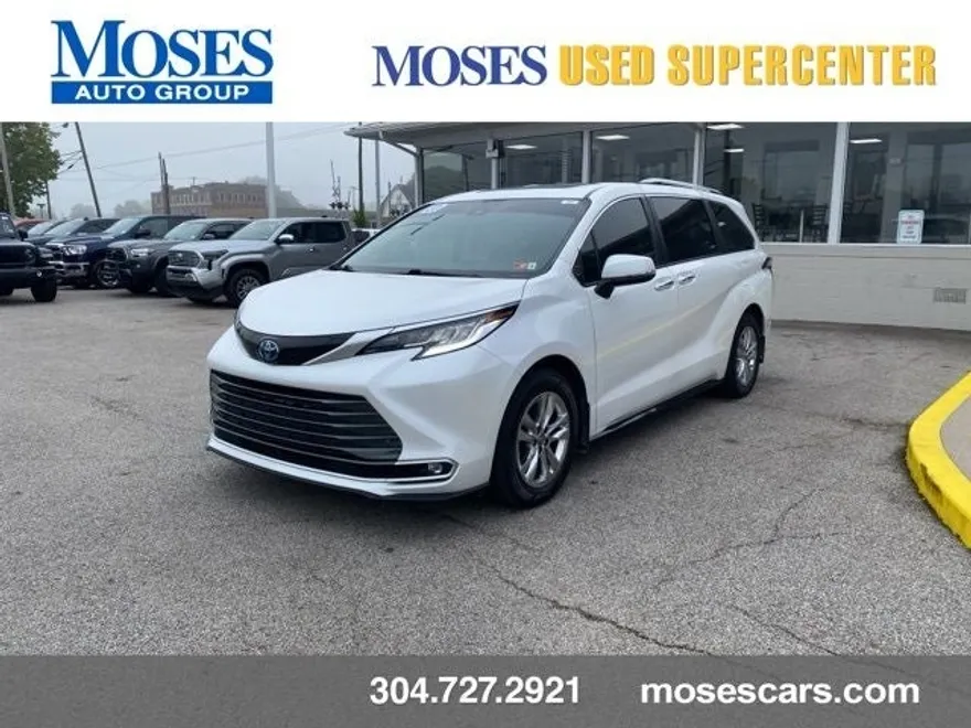 2023 Toyota Sienna Limited photo 1
