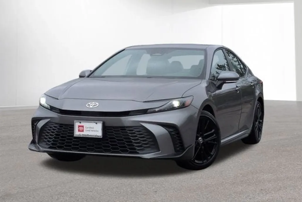 2025 Toyota Camry SE photo 1