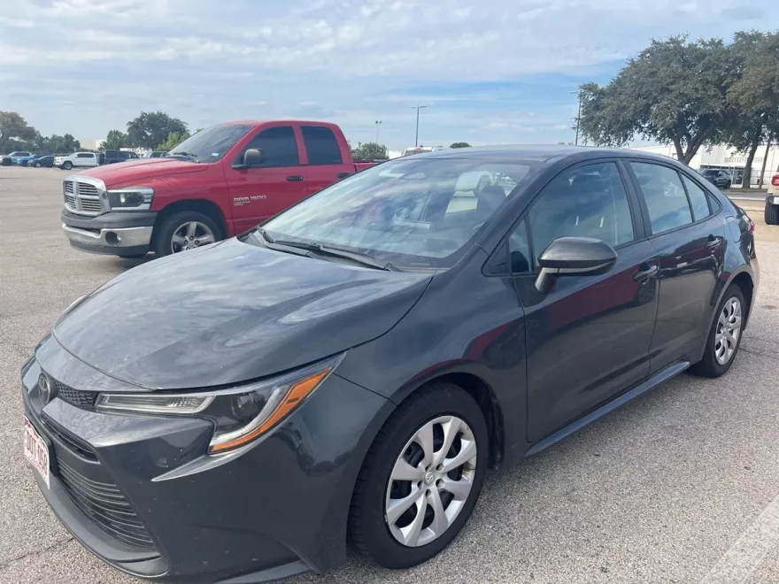 2024 Toyota Corolla LE photo 1