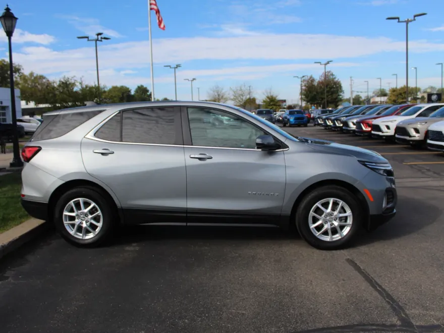 2024 Chevrolet Equinox LT photo 1