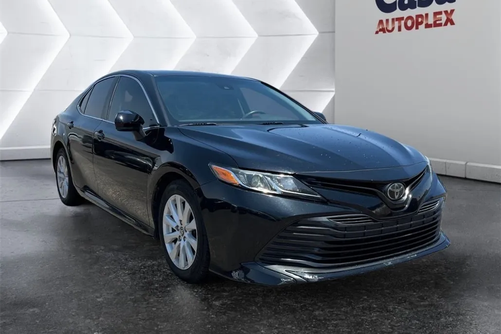 2020 Toyota Camry LE photo 1