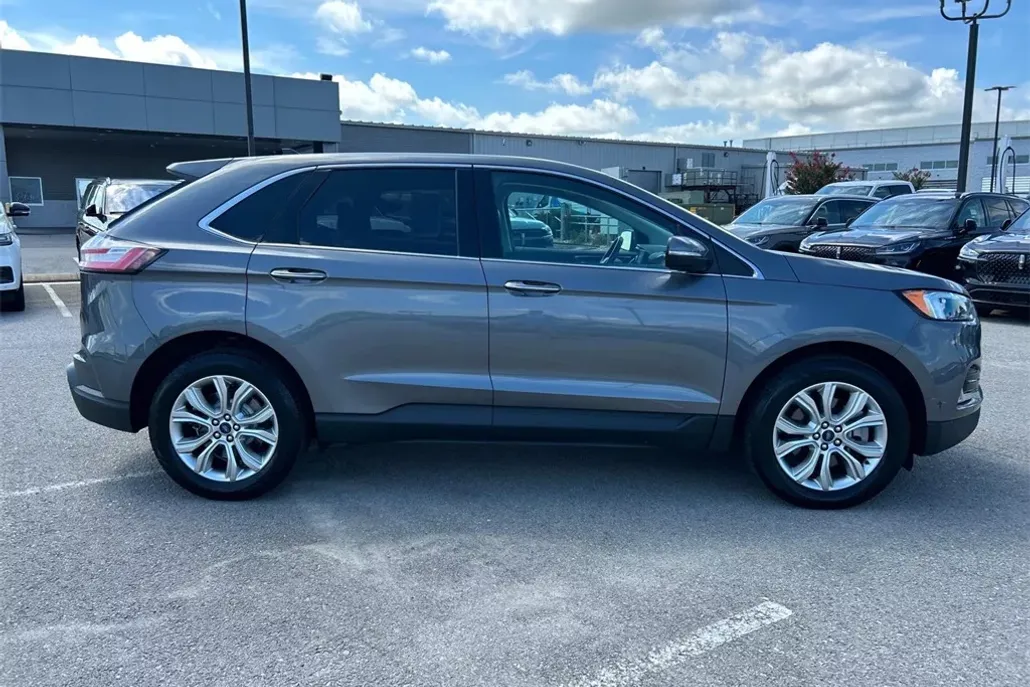 2022 Ford Edge Titanium photo 1