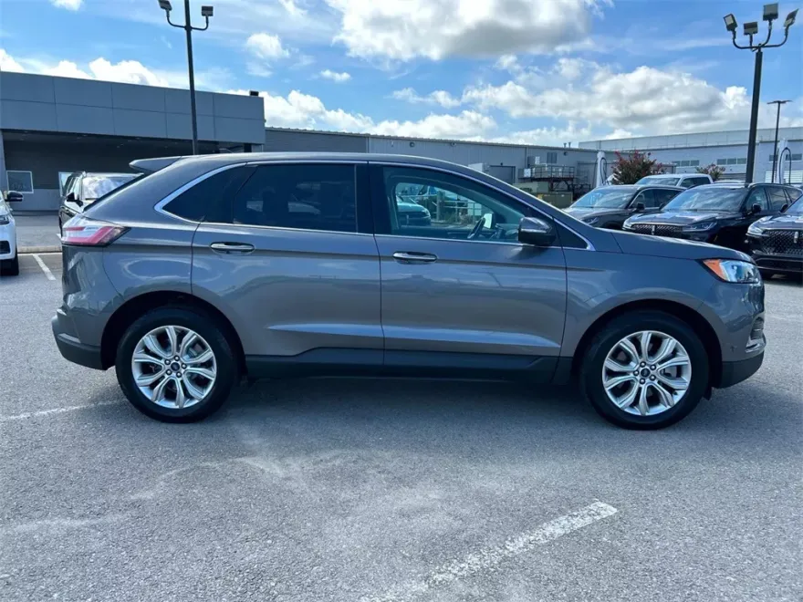 2022 Ford Edge Titanium photo 1