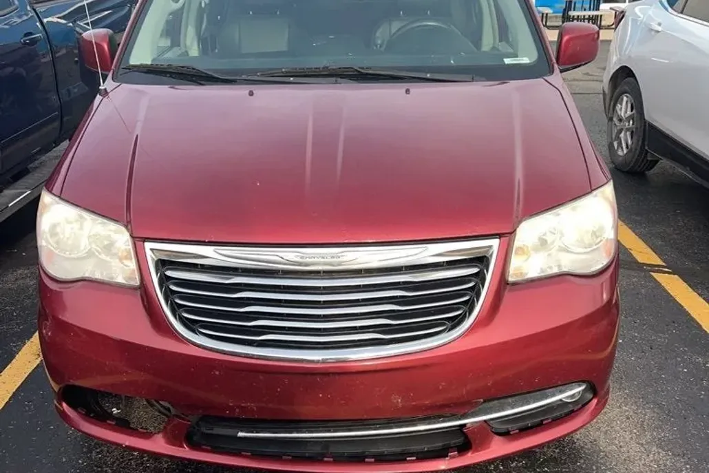 2012 Chrysler Town & Country Touring photo 1