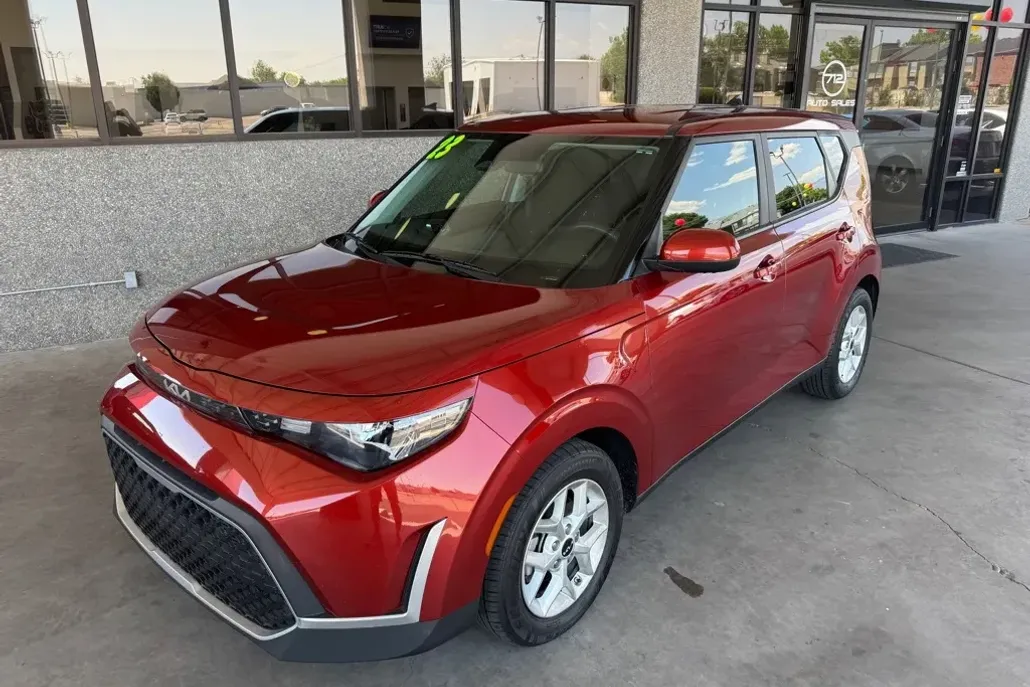 2023 Kia Soul LX photo 1
