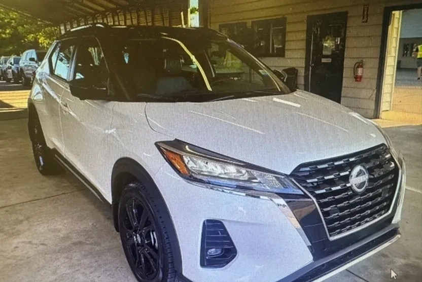 2023 Nissan Kicks SR photo 1