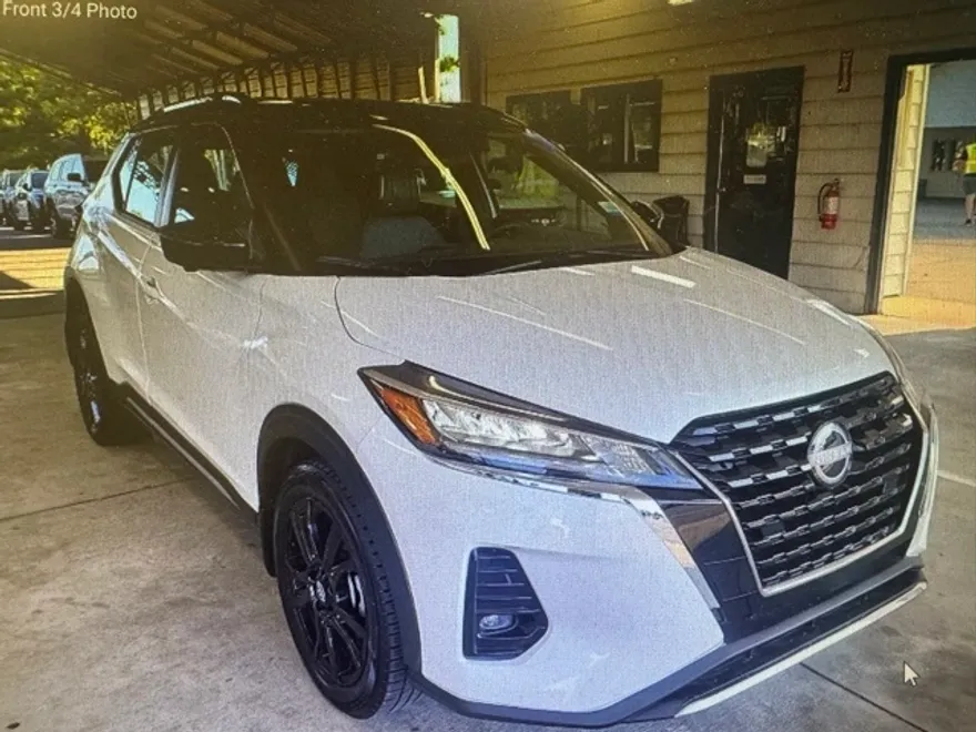 2023 Nissan Kicks SR photo 1