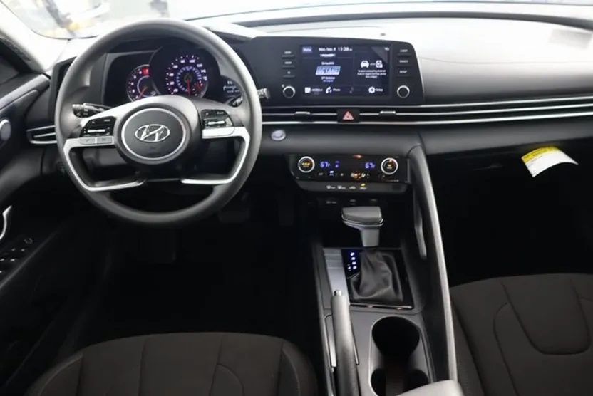 2023 Hyundai Elantra SEL photo 1