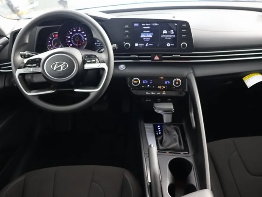 2023 Hyundai Elantra SEL photo 1