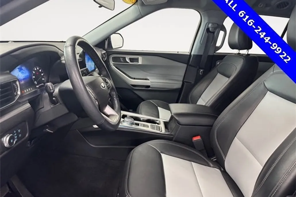 2022 Ford Explorer XLT photo 1