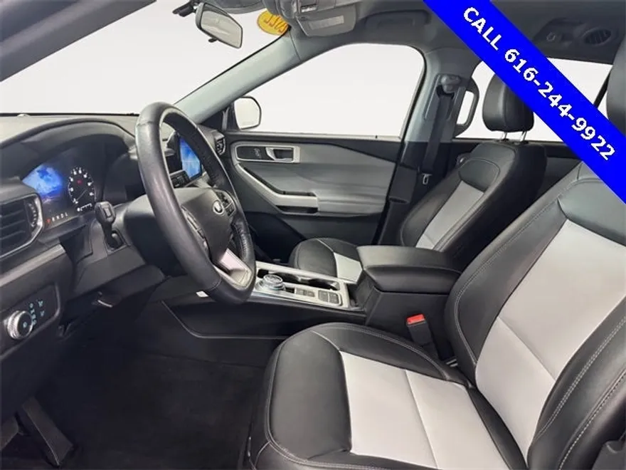 2022 Ford Explorer XLT photo 1
