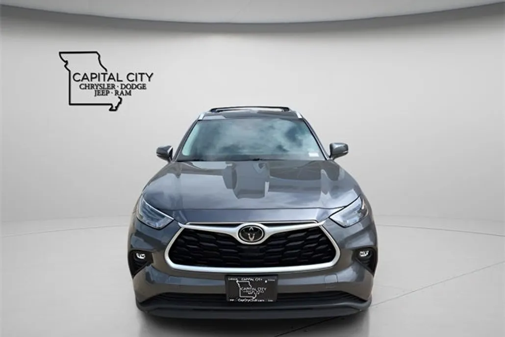 2022 Toyota Highlander XLE photo 1