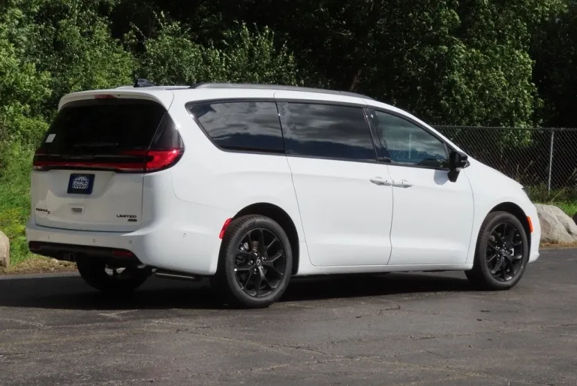 2025 Chrysler Pacifica Limited photo 1