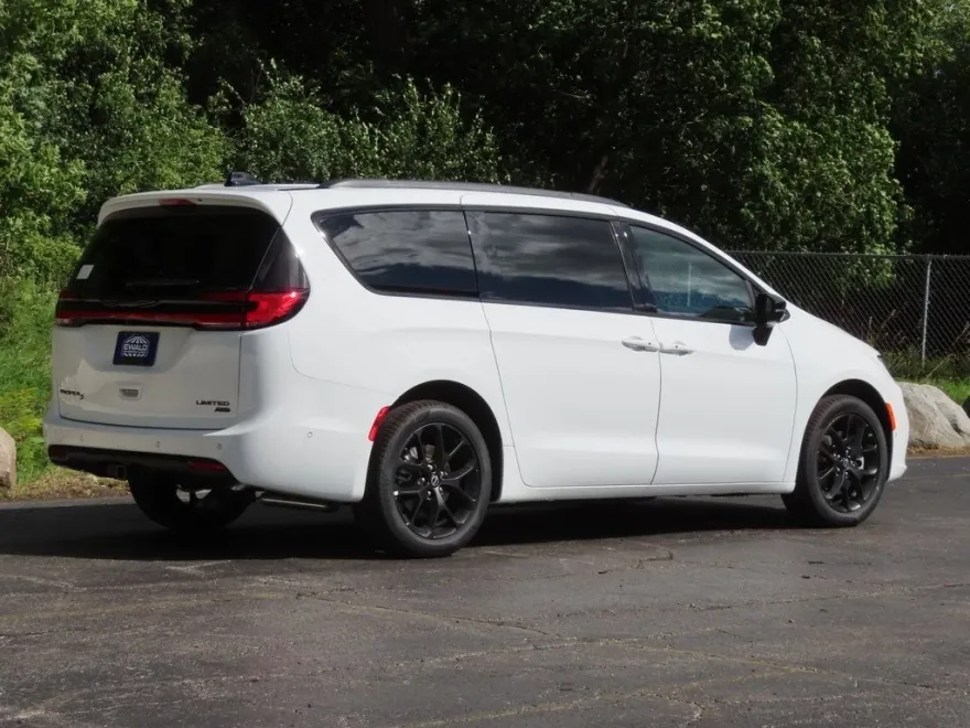 2025 Chrysler Pacifica Limited photo 1
