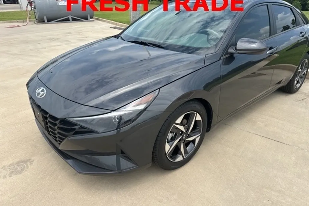 2023 Hyundai Elantra SEL photo 1