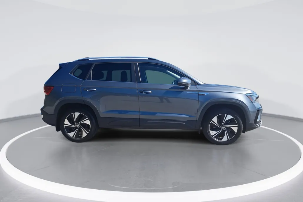 2024 Volkswagen Taos SE photo 1