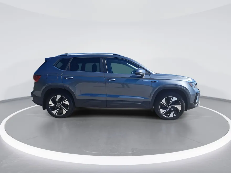 2024 Volkswagen Taos SE photo 1