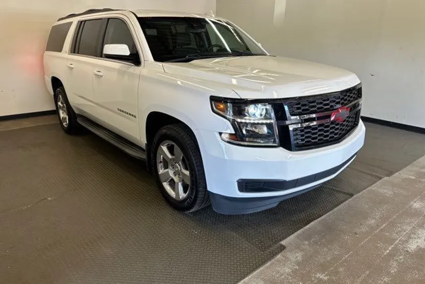 2016 Chevrolet Suburban LT photo 1
