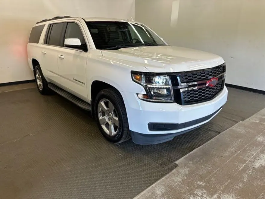 2016 Chevrolet Suburban LT photo 1