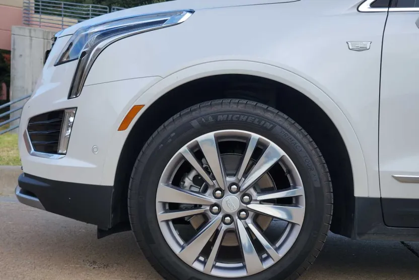 2025 Cadillac XT4 Premium Luxury photo 1