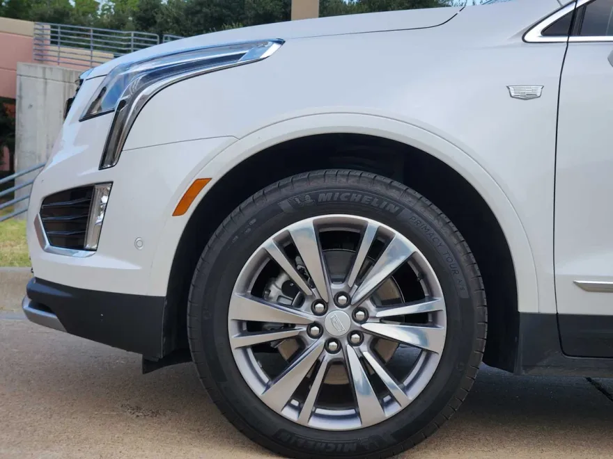 2025 Cadillac XT4 Premium Luxury photo 1