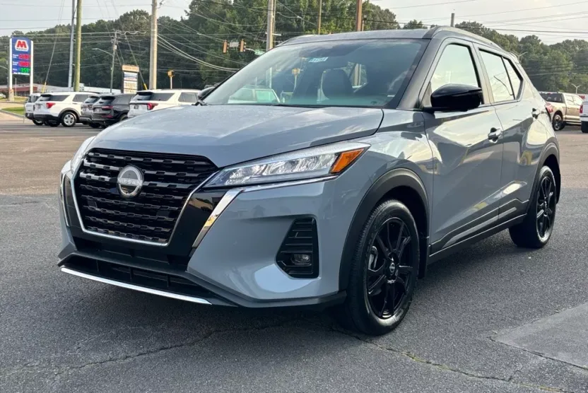 2024 Nissan Kicks SR photo 1