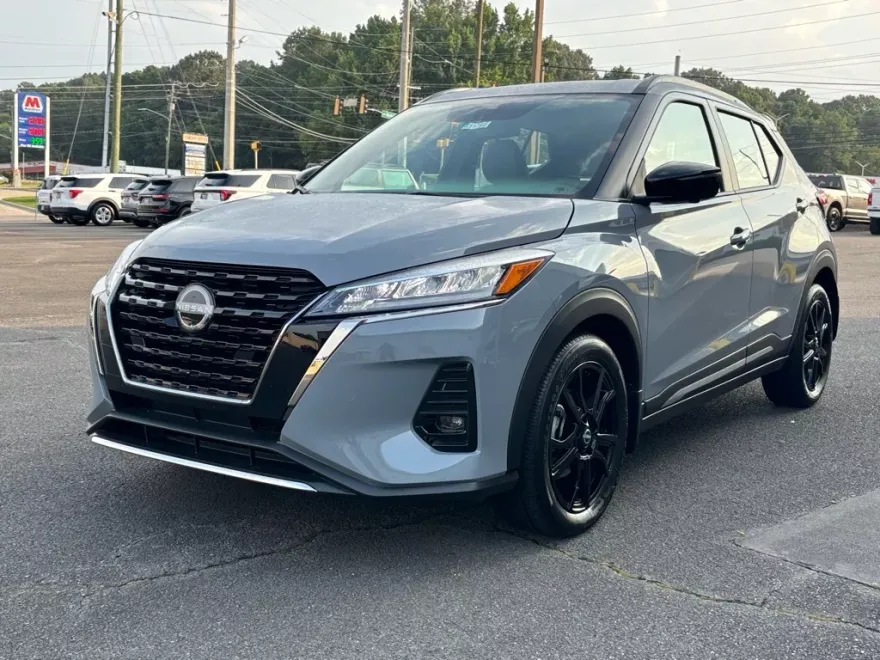 2024 Nissan Kicks SR photo 1