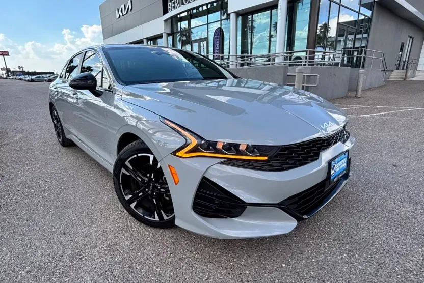 2023 Kia K5 GT-Line photo 1
