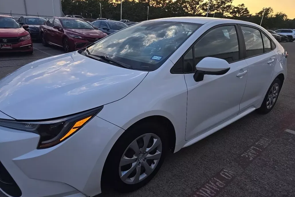2022 Toyota Corolla LE photo 1