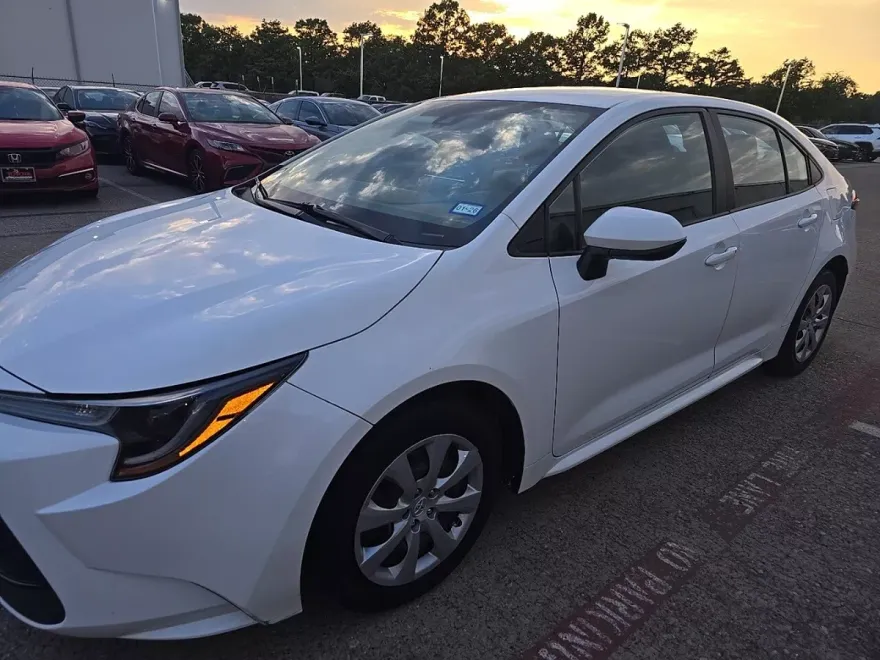 2022 Toyota Corolla LE photo 1