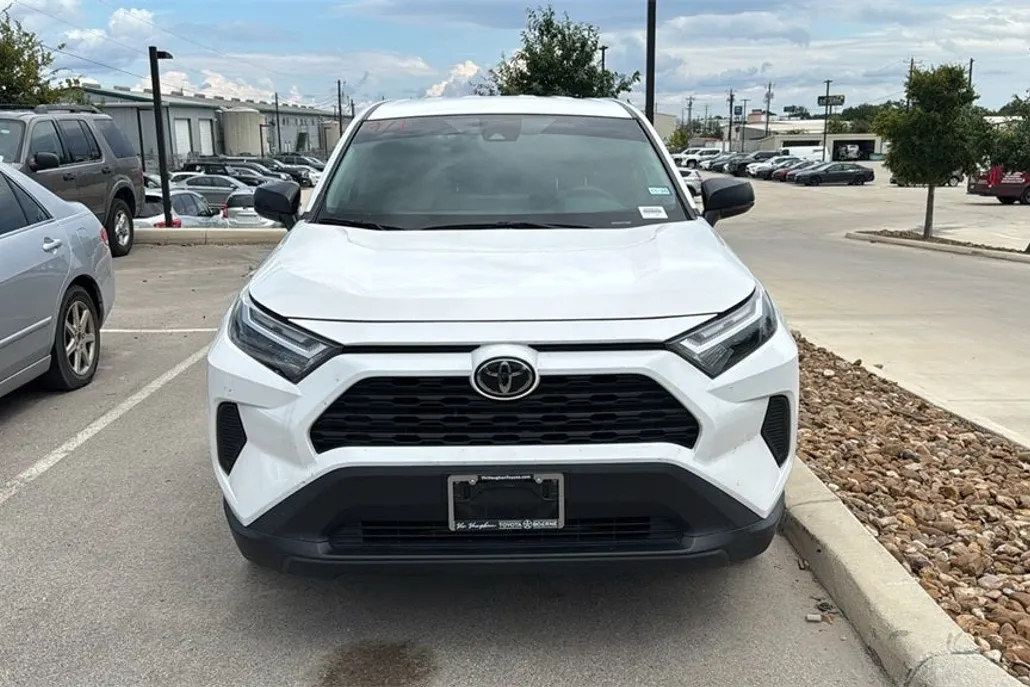2024 Toyota RAV4 LE photo 1