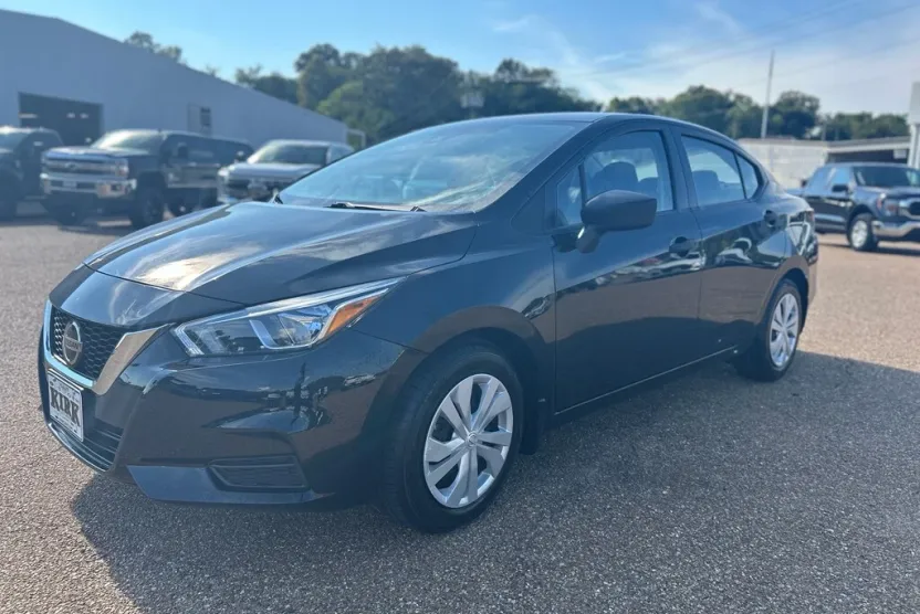 2022 Nissan Versa S photo 1