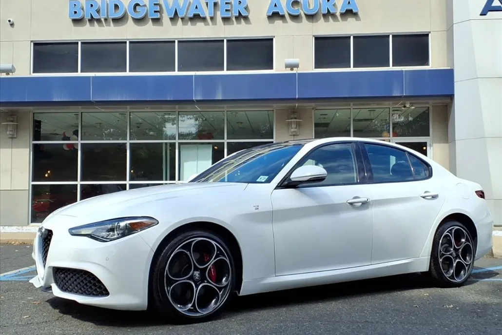 2022 Alfa Romeo Giulia Ti photo 1