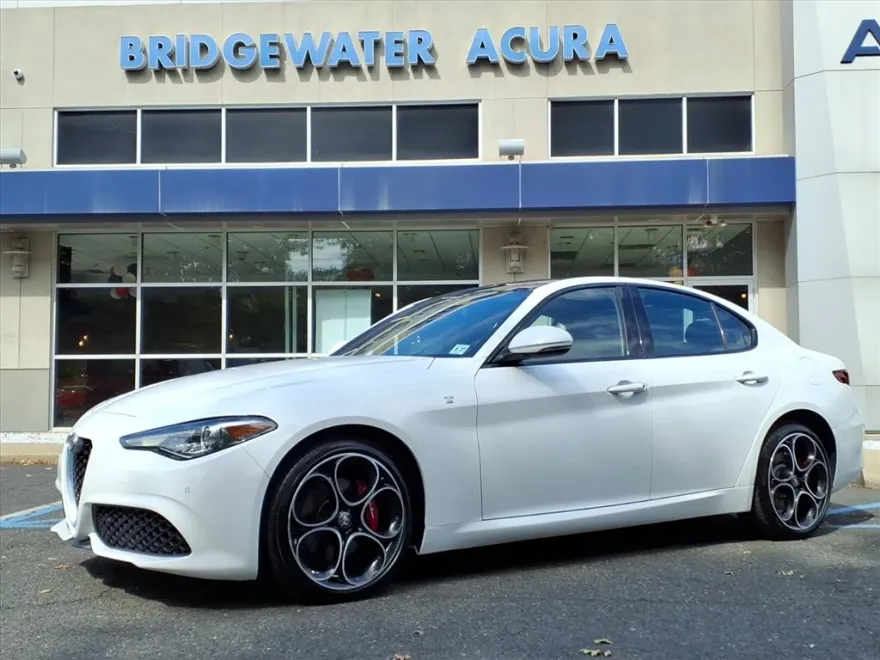 2022 Alfa Romeo Giulia Ti photo 1